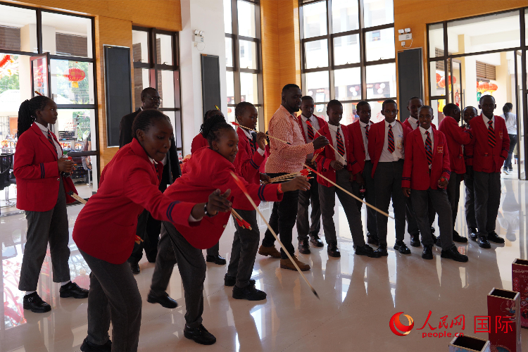 師生在體驗投壺游戲。人民網(wǎng)記者 黃煒鑫攝