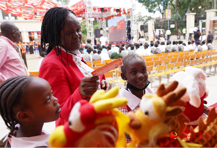 師生在逛春節(jié)集市。人民網(wǎng)記者 黃煒鑫攝