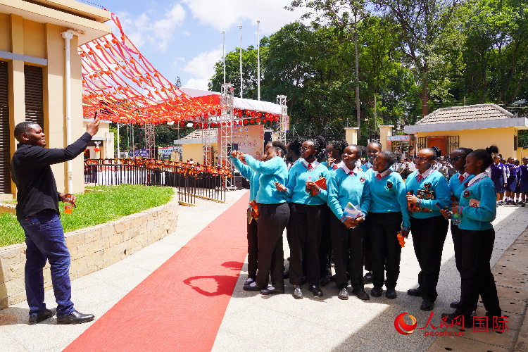 一名老師在給學生拍照留念。人民網(wǎng)記者 黃煒鑫攝