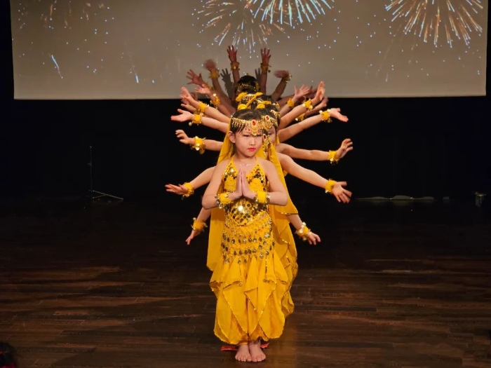 舞蹈《千手觀音》。中國(guó)駐瑞典大使館供圖。