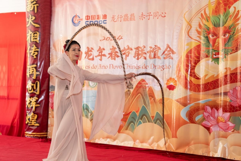 巴西藝術(shù)家表演中國舞。里約天主教大學(xué)孔子學(xué)院供圖