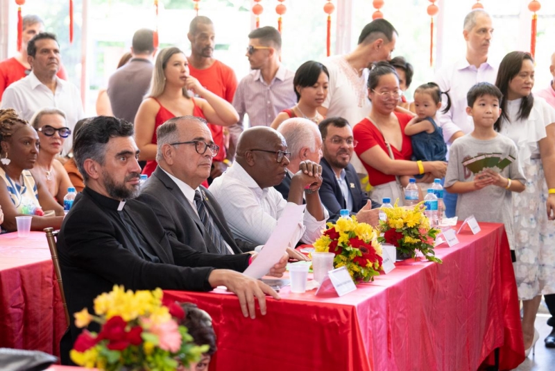 兩國民眾共同觀欣賞文藝表演。里約天主教大學(xué)孔子學(xué)院供圖