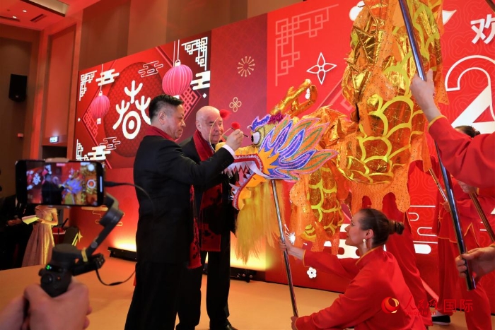 張漢暉（左）、施威特科（右）共同為彩龍點(diǎn)睛。于子恒攝