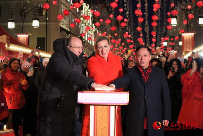 張漢暉、扎哈羅娃、科茲洛夫（從右至左）共同按下活動(dòng)啟動(dòng)按鈕。于子恒攝