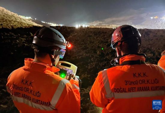 2月13日，救援人員在土耳其東部埃爾津詹省伊利奇區(qū)礦難現場工作。新華社發(fā)（穆斯塔法·卡亞攝）