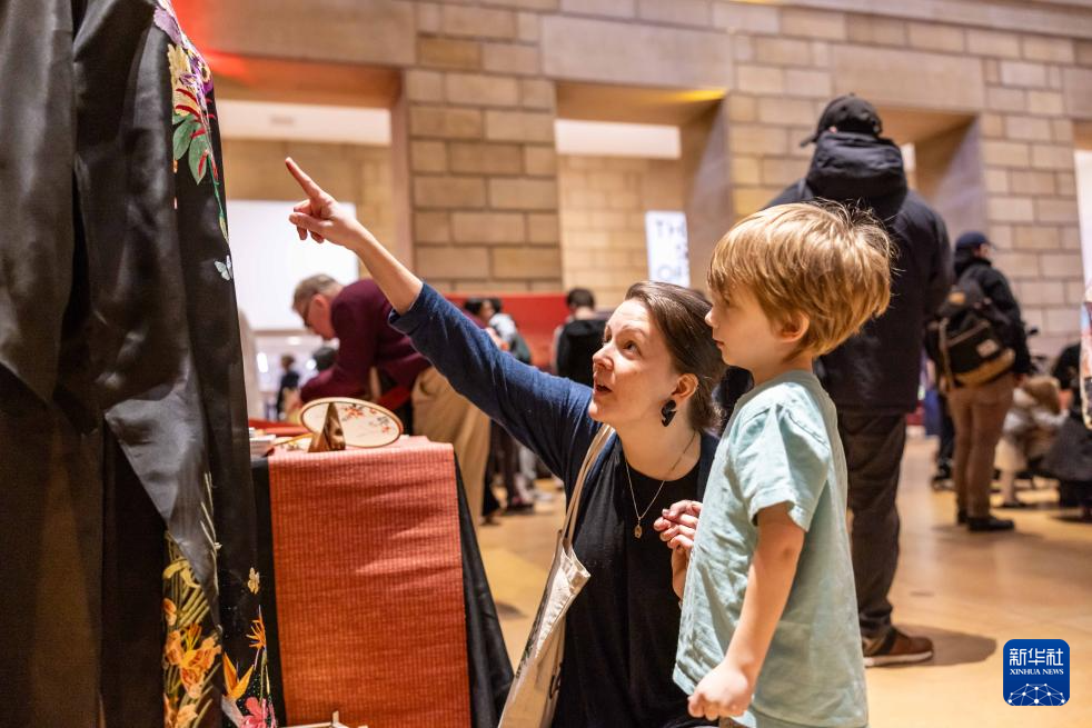 2月11日，參觀者在美國費城藝術博物館舉行的龍年迎新春活動上觀看中國傳統(tǒng)服飾。新華社發(fā)（周煥新攝）