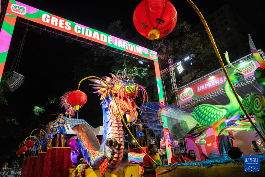 這是2月14日凌晨在巴西貝洛奧里藏特拍攝的“城市花園”舞校的花車。新華社記者 王天聰攝