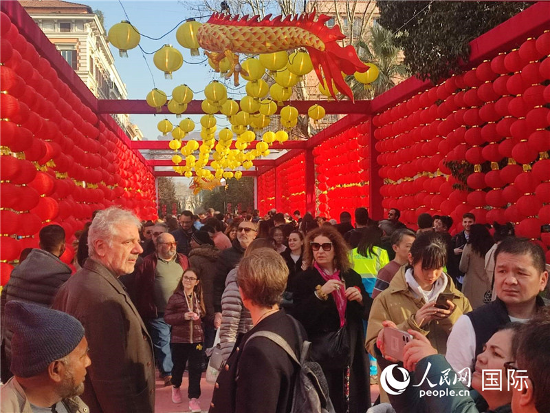 游園會(huì)入口處張燈結(jié)彩，人流如織。人民網(wǎng)記者鄭彬攝