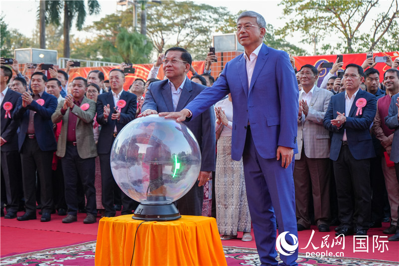 敏昂萊主席和陳海大使在中方援建和改造升級(jí)的仰光杜溫納國(guó)家體育館前共同按亮水晶球，啟動(dòng)“錦繡唐人街”新春慶典-人民網(wǎng)記者謝佳君攝