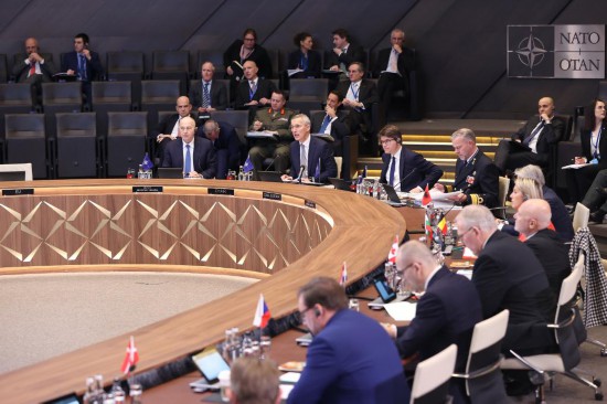 這是2月15日在比利時(shí)布魯塞爾拍攝的北約防長會現(xiàn)場。為期一天的北約成員國國防部長會議15日在比利時(shí)首都布魯塞爾結(jié)束。會議就加強(qiáng)北約的威懾和防御以及對烏克蘭的支持等問題展開討論。新華社記者趙丁喆攝