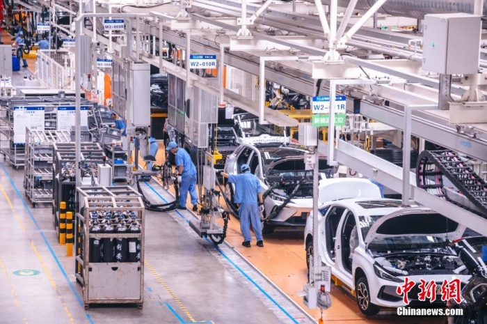 資料圖：工人在新能源汽車(chē)生產(chǎn)線上作業(yè)。李南軒 攝