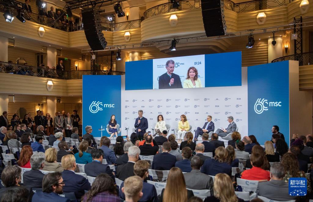 2月18日，慕安會主席克里斯托夫·霍伊斯根（中左二）在德國慕尼黑舉行的第60屆慕尼黑安全會議上發(fā)表閉幕致辭。新華社記者 張帆 攝