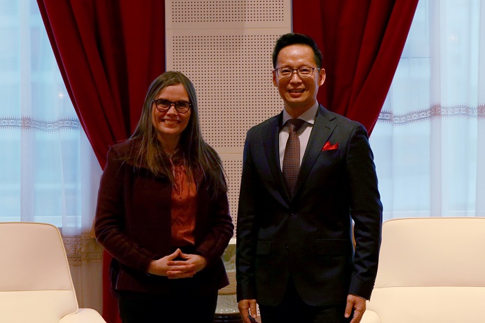 冰島總理雅各布斯多蒂爾（右一）與中國駐冰島大使何儒龍合影。中國駐冰島大使館供圖