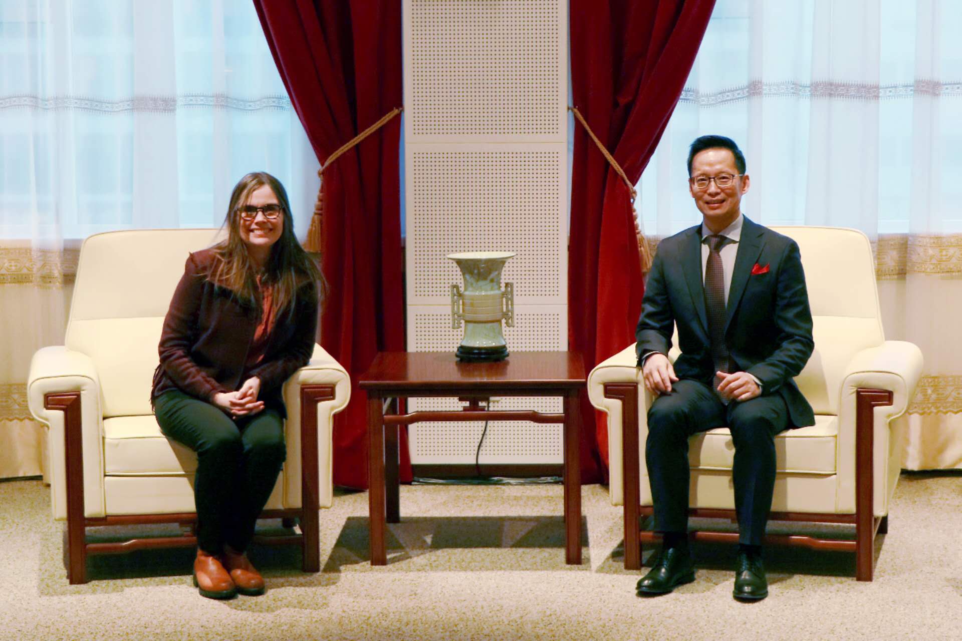 冰島總理雅各布斯多蒂爾（右一）與中國駐冰島大使何儒龍合影。中國駐冰島大使館供圖