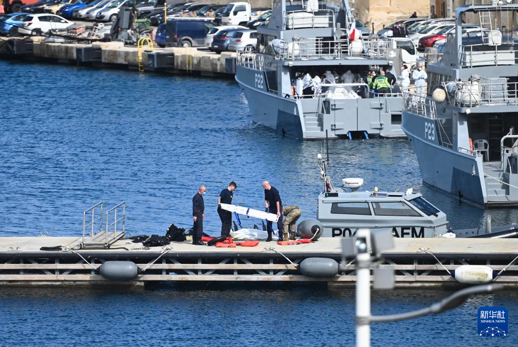 2月23日，在馬耳他皮耶塔，工作人員準備搬運一具非法移民遇難者遺體。新華社發(fā)（喬納森·博格攝）
