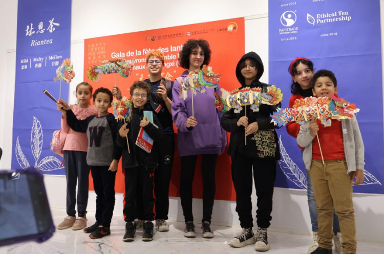 孩子們拿著元宵彩燈合影。拉巴特中國文化中心供圖