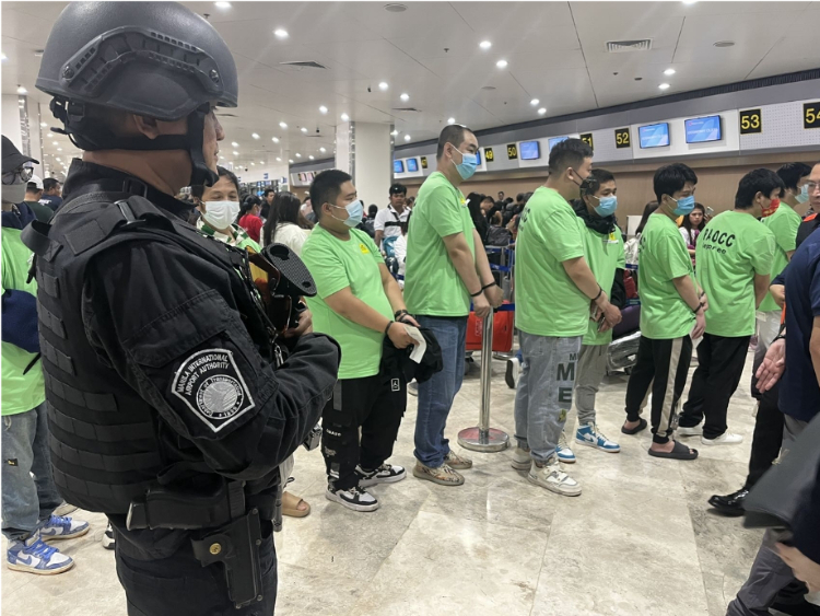 中國和菲律賓兩國執(zhí)法部門合作遣返在菲從事離岸博彩的中國公民。駐菲律賓使館供圖