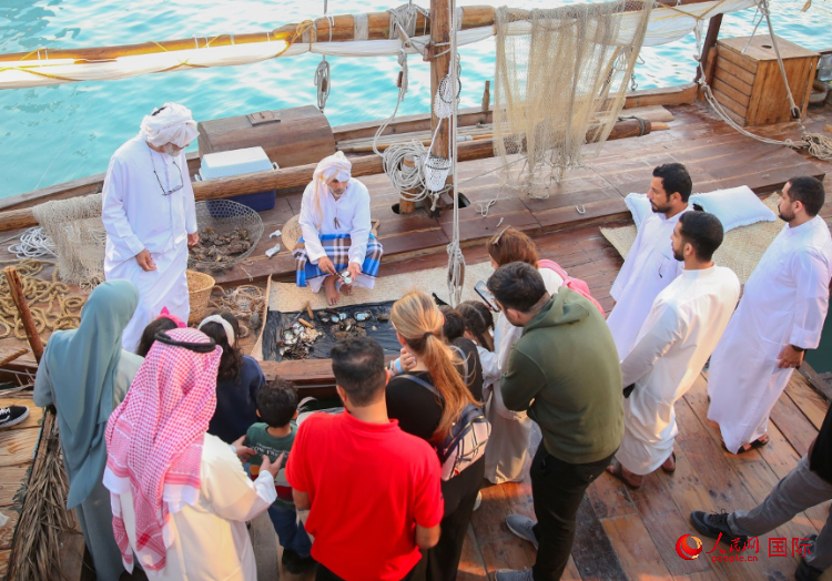 游客了解采珠工作。人民網(wǎng) 塔里克·易卜拉欣攝