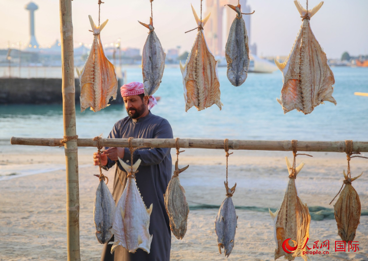    手工藝者展示如何晾曬魚干。人民網(wǎng) 塔里克·易卜拉欣攝