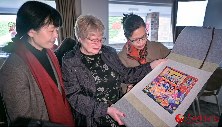 贈(zèng)送舟山漁民畫。人民網(wǎng) 郭錦標(biāo)攝