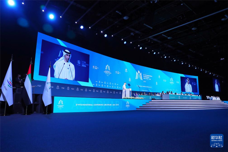 2月26日，在阿聯(lián)酋首都阿布扎比，阿聯(lián)酋外貿(mào)國(guó)務(wù)部長(zhǎng)、世貿(mào)組織第13屆部長(zhǎng)級(jí)會(huì)議主席薩尼·澤尤迪在世界貿(mào)易組織第13屆部長(zhǎng)級(jí)會(huì)議開(kāi)幕式上致辭。新華社發(fā)（世界貿(mào)易組織供圖）