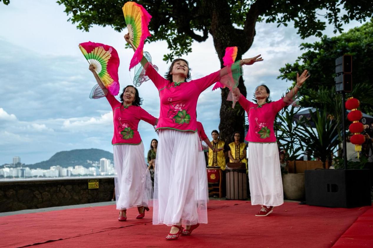 當地時間2月24日晚，2024年元宵節(jié)慶?；顒釉诎臀骼锛s熱內盧市科帕卡巴納要塞舉辦。巴西山河文化促進中心供圖