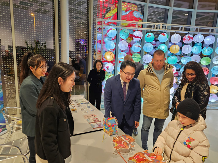 匈牙利小朋友猜燈謎。翟朝暉攝