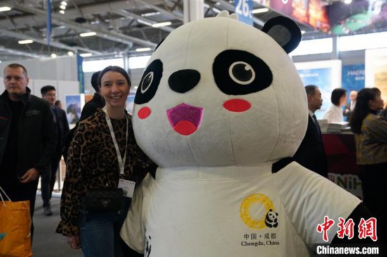 3月5日，2024年柏林國際旅游交易會(ITB)在柏林會展中心拉開帷幕。以“你好！中國”為主題的中國展區(qū)當日亮相展會。圖為觀眾與大熊貓人偶合影。中新社記者 馬秀秀 攝