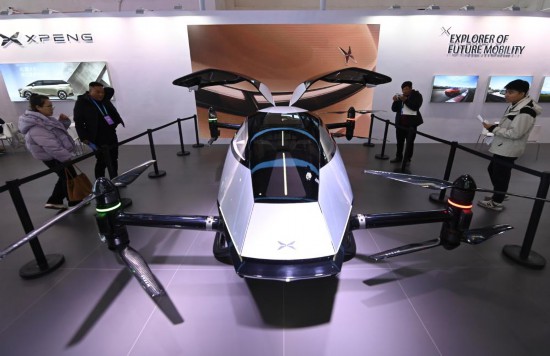 2023年12月1日，在鏈博會(huì)智能汽車鏈展區(qū)小鵬汽車展臺(tái)，參觀者觀看一臺(tái)智能飛行器。新華社記者蔡湘鑫攝