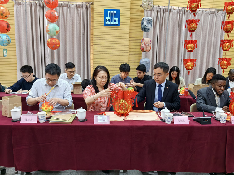 燈籠文化交流活動(dòng)現(xiàn)場(chǎng)。中建國(guó)際中西非公司供圖