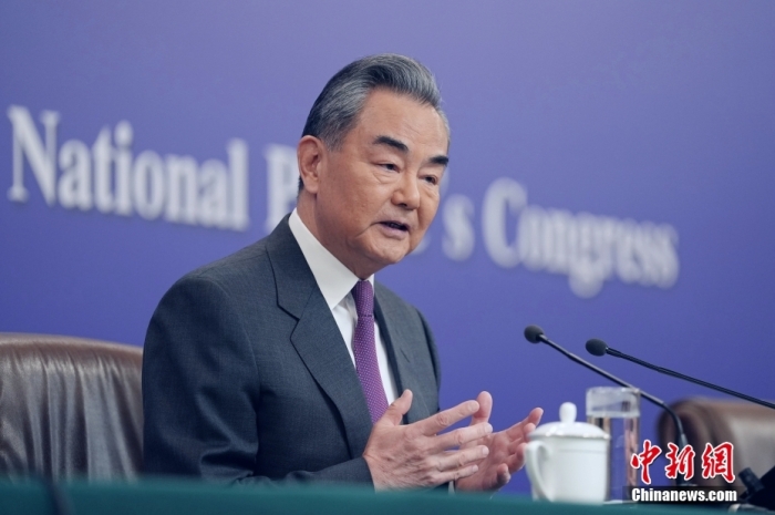 3月7日，十四屆全國(guó)人大二次會(huì)議在北京舉行記者會(huì)，中共中央政治局委員、外交部長(zhǎng)王毅就中國(guó)外交政策和對(duì)外關(guān)系相關(guān)問(wèn)題回答中外記者提問(wèn)。<a target='_blank' href='/'><p  align=