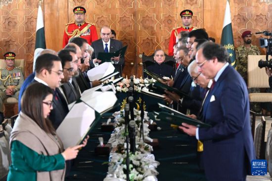   這是3月11日在巴基斯坦首都伊斯蘭堡總統(tǒng)府拍攝的內(nèi)閣宣誓就職儀式。巴基斯坦新內(nèi)閣的19名成員11日在巴總統(tǒng)扎爾達里和總理夏巴茲見證下，在首都伊斯蘭堡總統(tǒng)府宣誓就職。新華社發(fā)（巴基斯坦新聞與廣播部下轄媒體信息部門供圖）