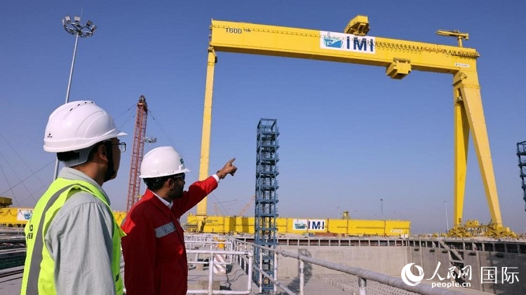 工作人員查看龍門吊情況。人民網記者管克江攝