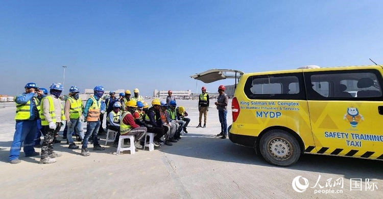 安全宣講出租車在現場播放安全視頻。人民網記者 管克江攝