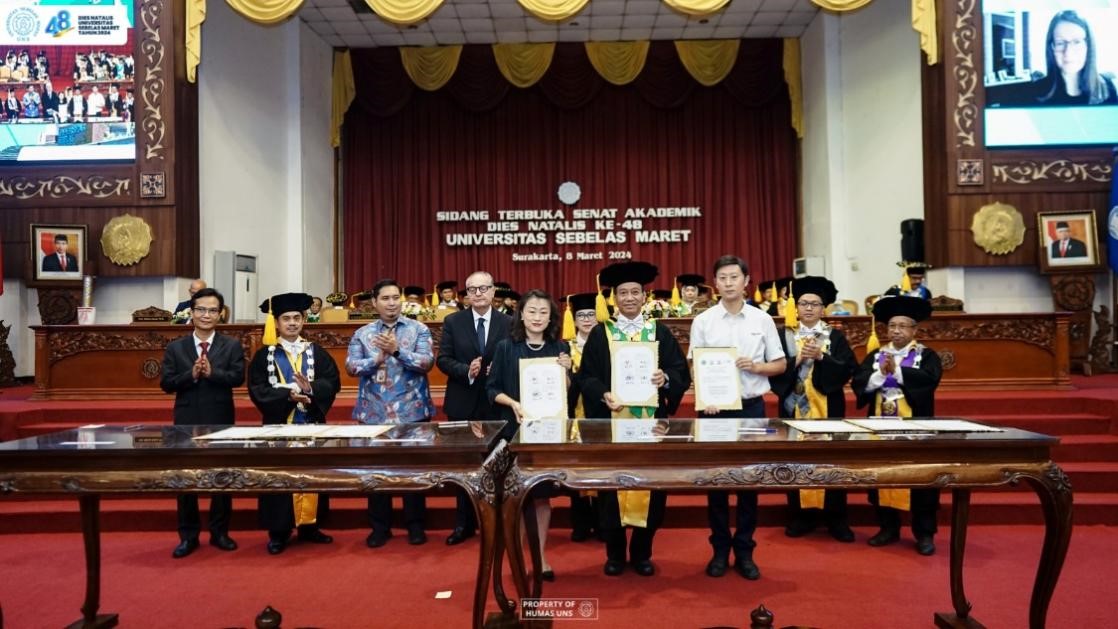 西華大學(xué)、三一一大學(xué)、印尼鋰源新材料有限公司、四川鋰源新能源有限公司四方共同簽署國際合作協(xié)議。印尼三一一大學(xué)孔子學(xué)院供圖