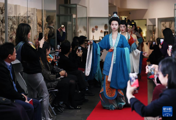3月13日，在位于法國巴黎的吉美國立亞洲藝術博物館，模特展示敦煌復原服飾。新華社記者 高靜 攝