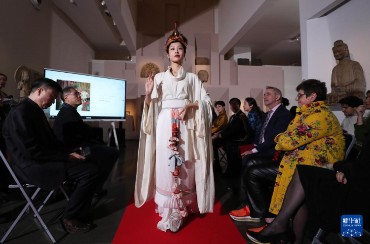 3月13日，在位于法國巴黎的吉美國立亞洲藝術博物館，模特展示敦煌復原服飾。新華社記者 高靜 攝