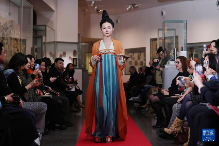 3月13日，在位于法國巴黎的吉美國立亞洲藝術博物館，模特展示敦煌復原服飾。新華社記者 高靜 攝