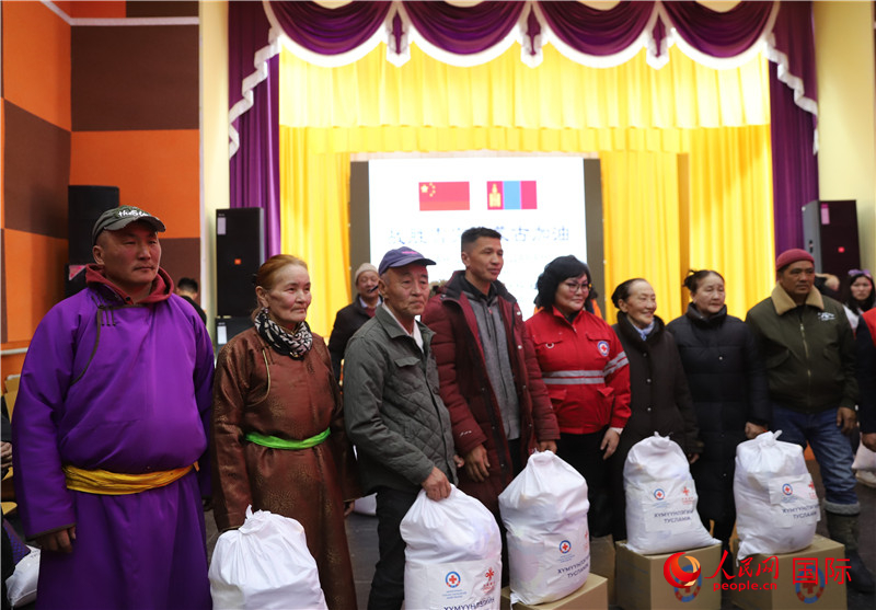 3月18日，向受災牧民分發(fā)中方賑災物資現(xiàn)場。人民網(wǎng)記者 霍文攝