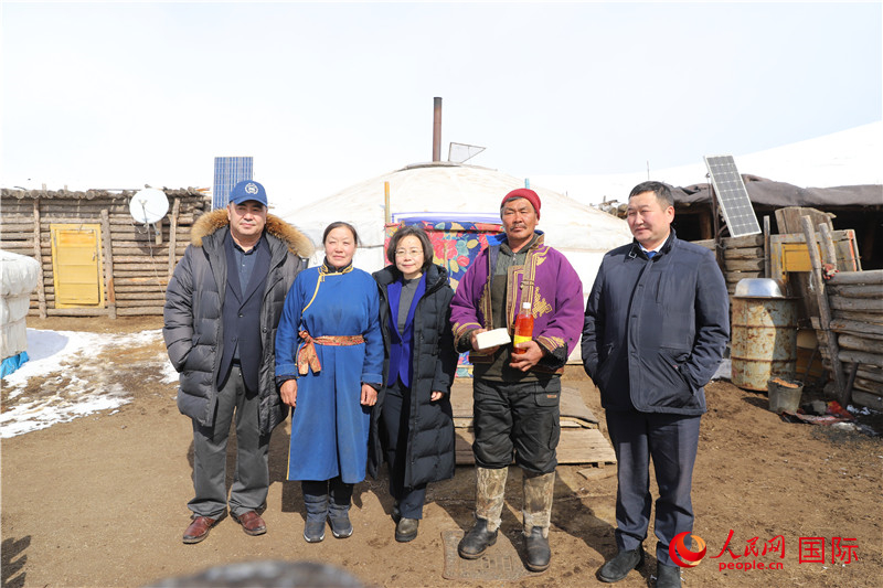 5.3月18日，沈大使與牧民及縣領(lǐng)導合影。人民網(wǎng)記者 霍文攝