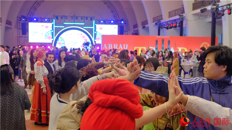 中俄觀眾在現(xiàn)場(chǎng)參與俄羅斯民俗互動(dòng)游戲。人民網(wǎng) 褚夢(mèng)琦攝