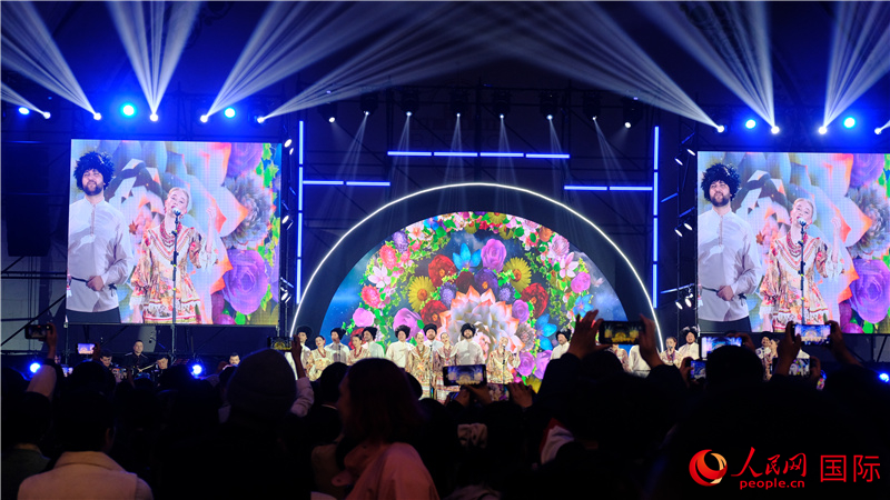 中俄觀眾欣賞俄羅斯傳統(tǒng)歌舞表演。人民網(wǎng) 褚夢(mèng)琦攝