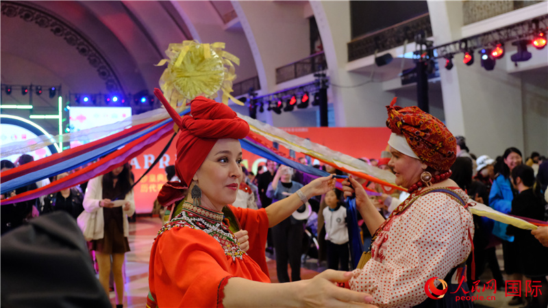 中俄觀眾在現(xiàn)場(chǎng)參與俄羅斯民俗互動(dòng)游戲。人民網(wǎng) 褚夢(mèng)琦攝