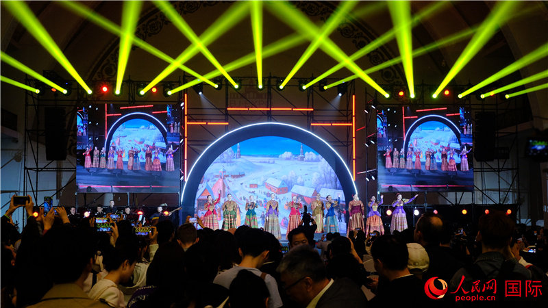 中俄觀眾欣賞俄羅斯傳統(tǒng)歌舞表演。人民網(wǎng) 褚夢(mèng)琦攝