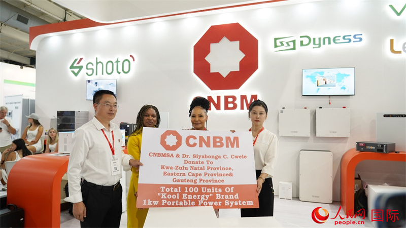 18日下午，中國建材國際南非公司向夸祖魯納塔爾省、東開普省及豪登省三省的社區(qū)捐贈100臺KOOL ENERGY移動電源設備(UPS)。人民網 劉暢攝