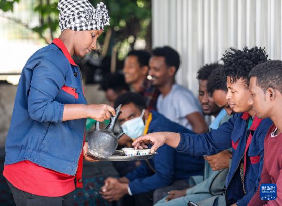 2024年2月16日，在埃塞俄比亞杜凱姆市的東方工業(yè)園，工人在工作間隙休息。 新華社記者 李亞輝 攝