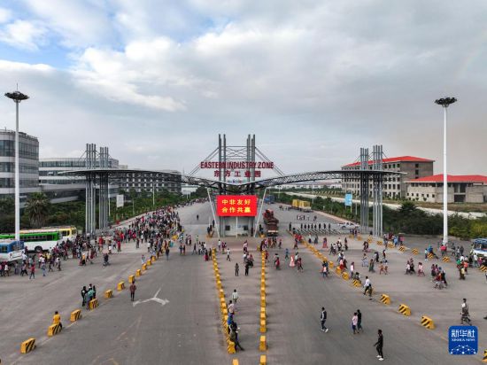 這是2023年11月3日在埃塞俄比亞杜凱姆市拍攝的東方工業(yè)園大門（無(wú)人機(jī)照片）。 新華社發(fā)（東方工業(yè)園供圖）