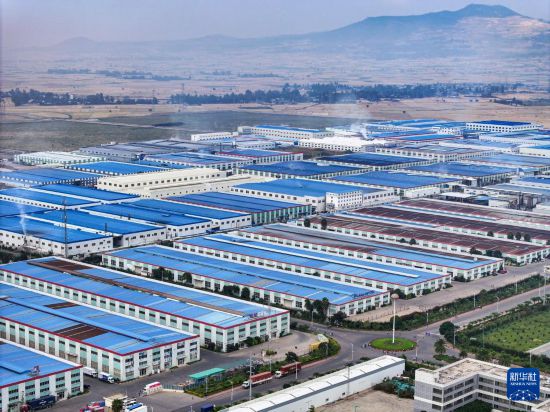 這是2023年11月3日在埃塞俄比亞杜凱姆市拍攝的東方工業(yè)園（無(wú)人機(jī)照片）。 新華社發(fā)（東方工業(yè)園供圖）