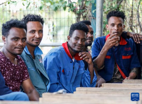 2024年2月16日，在埃塞俄比亞杜凱姆市的東方工業(yè)園，工人在工作間隙休息。 新華社記者 李亞輝 攝