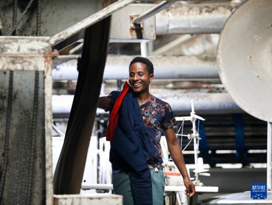 2024年2月16日，在埃塞俄比亞杜凱姆市的東方工業(yè)園，工人在東方紡織印染有限公司的車間內(nèi)工作。 新華社記者 李亞輝 攝